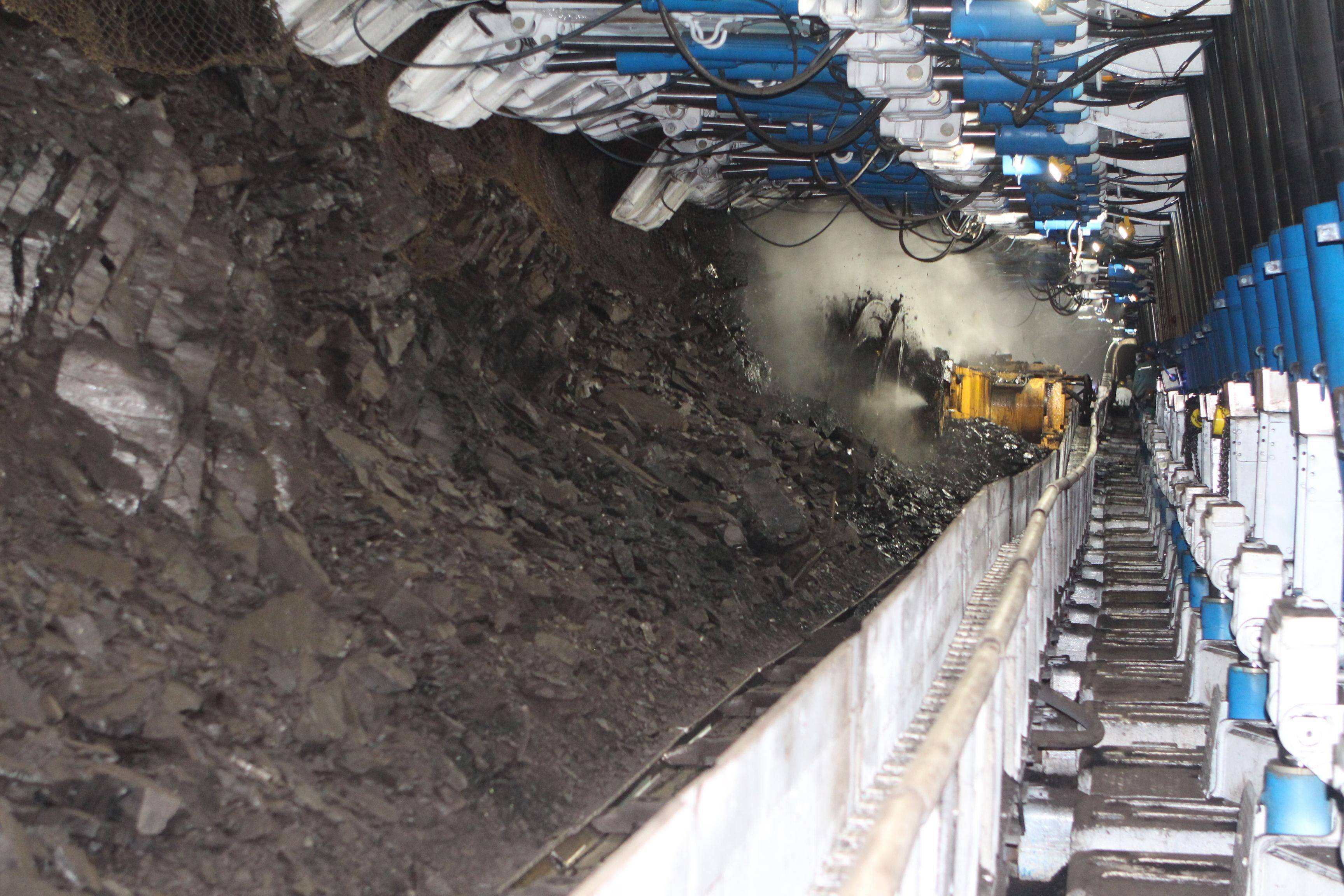 去年我国原煤产量超四十七亿吨 煤矿智能化采掘工作面增加到一千六百个左右