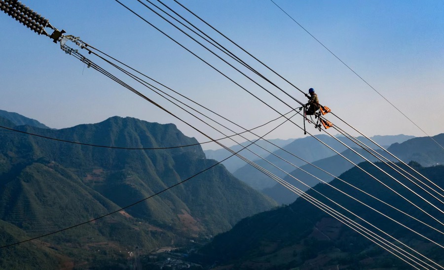 “深海一号”二期 最大水下生产设施安装就位