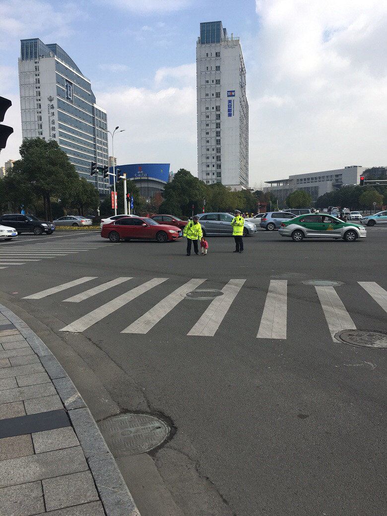 交易额骤降近3成！十字路口的中国S市场：向左还是向右？