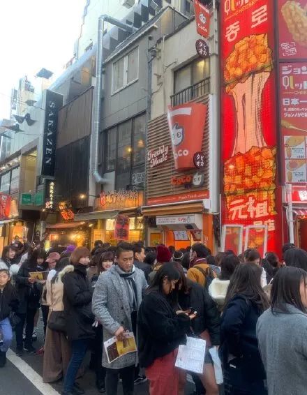 顾客排长队买奶茶，多个老股东却突然“清仓式退股”！茶颜悦色怎么了？