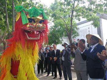 外交部组织驻华使节“步入中国石油”