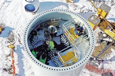 在建最高海拔风电项目首台风机吊装完成
