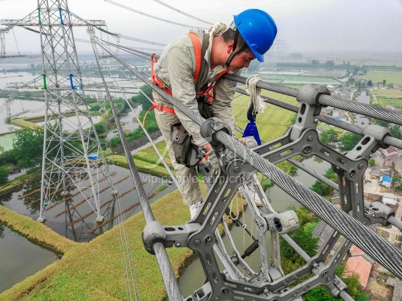 坐“飞车”高空检修 为线路保驾护航
