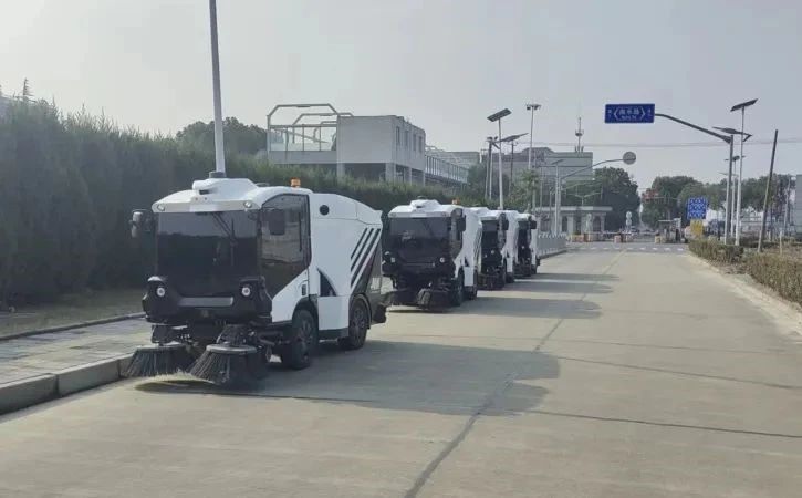 国神公司投运国内首套5G智能光伏清扫机器人
