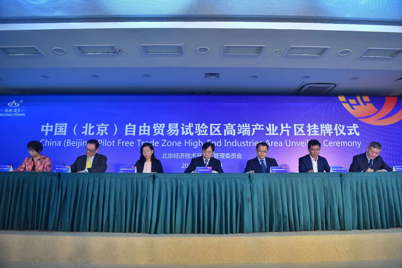 荣耀新增AI新产业部门，中国区关键岗位“竞聘上岗”