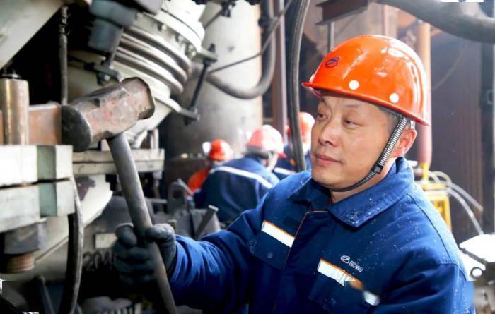 中国二十二冶抚顺新钢铁高炉低碳绿色智能化升级改造项目1号高炉及配套3座热风炉炉壳顺利封顶