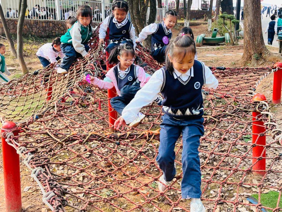 “余韵研学”暑期研学热 青少年在禹上生态文明教育馆探秘“净水魔法”