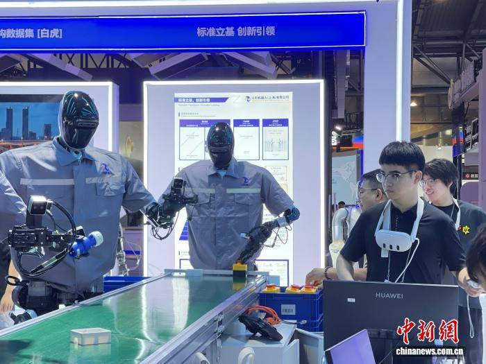 国地中心江磊:人形机器人“三步走”,商用压缩至5-10年