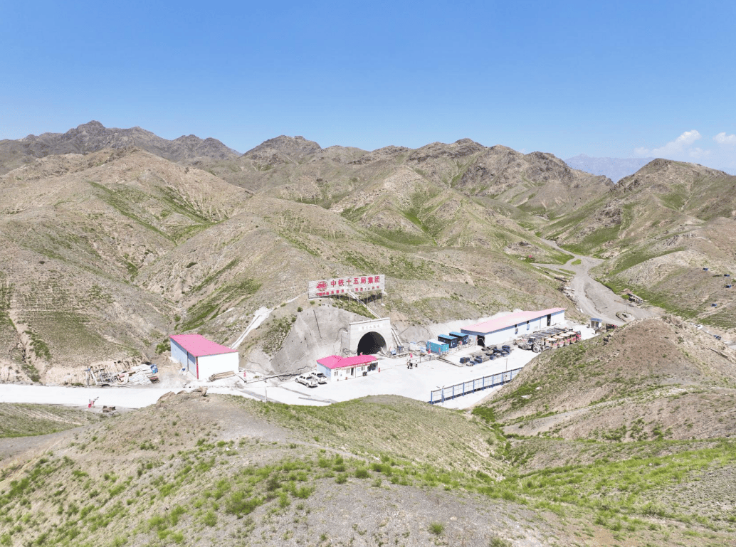 创多项行业纪录！西气东输二三线果子沟 管道工程首条隧道贯通